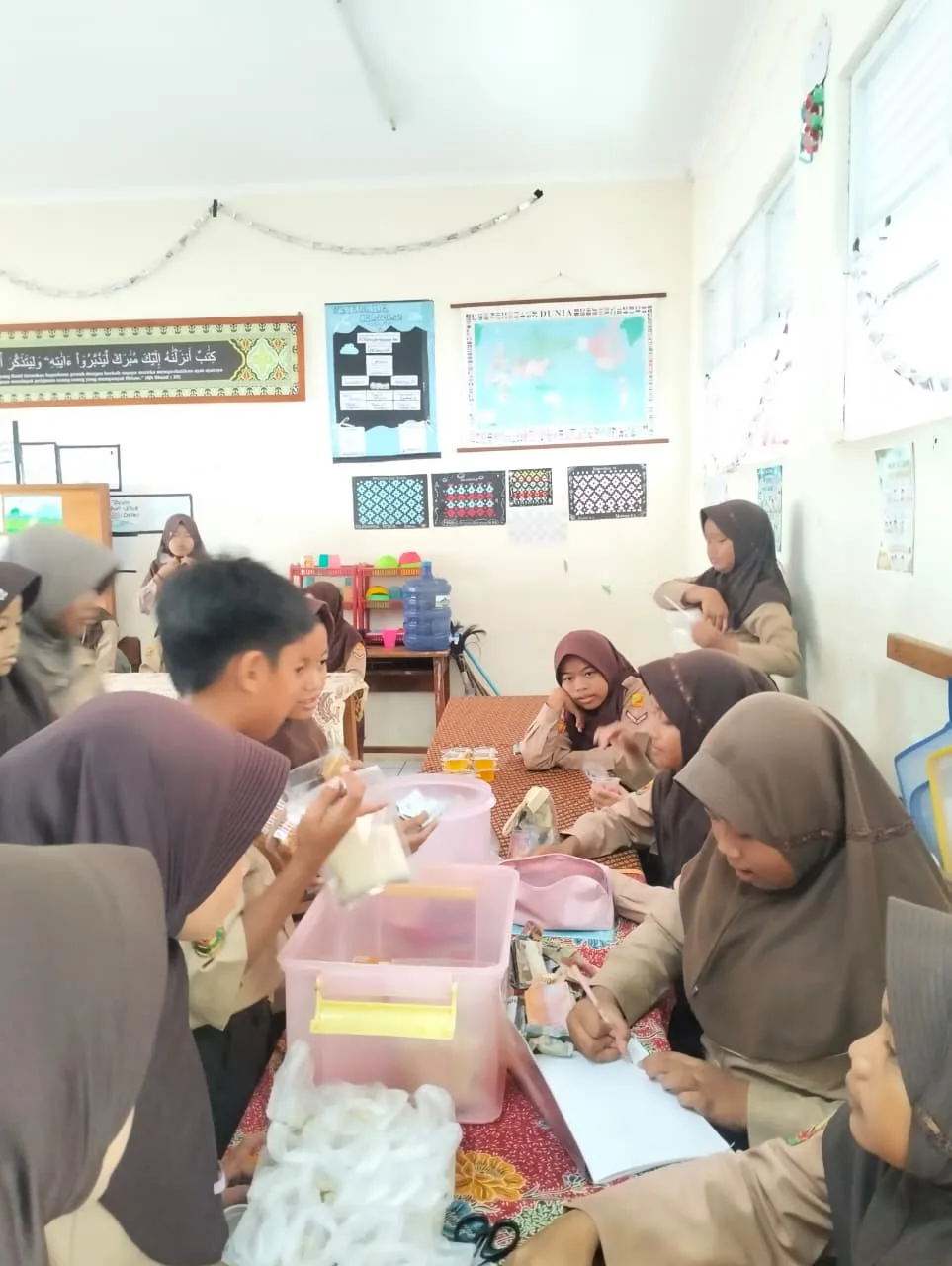 Market Day MIN 13 Ciamis: Siswa Kelas VI Kelompok 1 Belajar Berwirausaha dan Mengembangkan Kreativitas