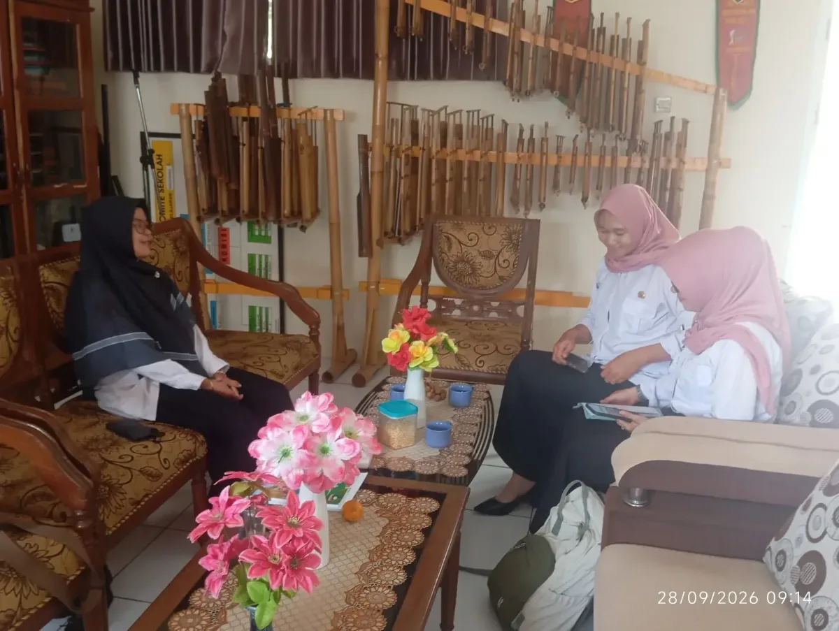 Dua Petugas Dinas Sosial Monitoring Penerima Bantuan PKH di MIN 13 Ciamis